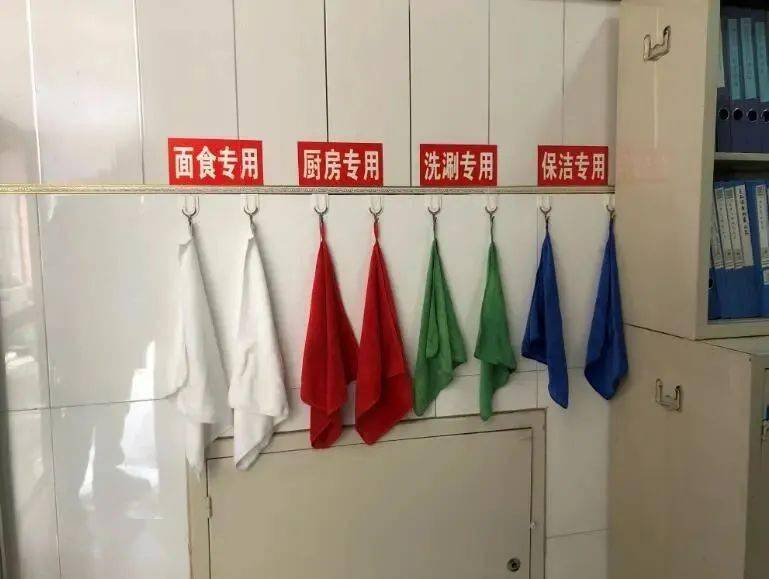 严格落实色标管理,食品工具存放规范,生熟分开;3.