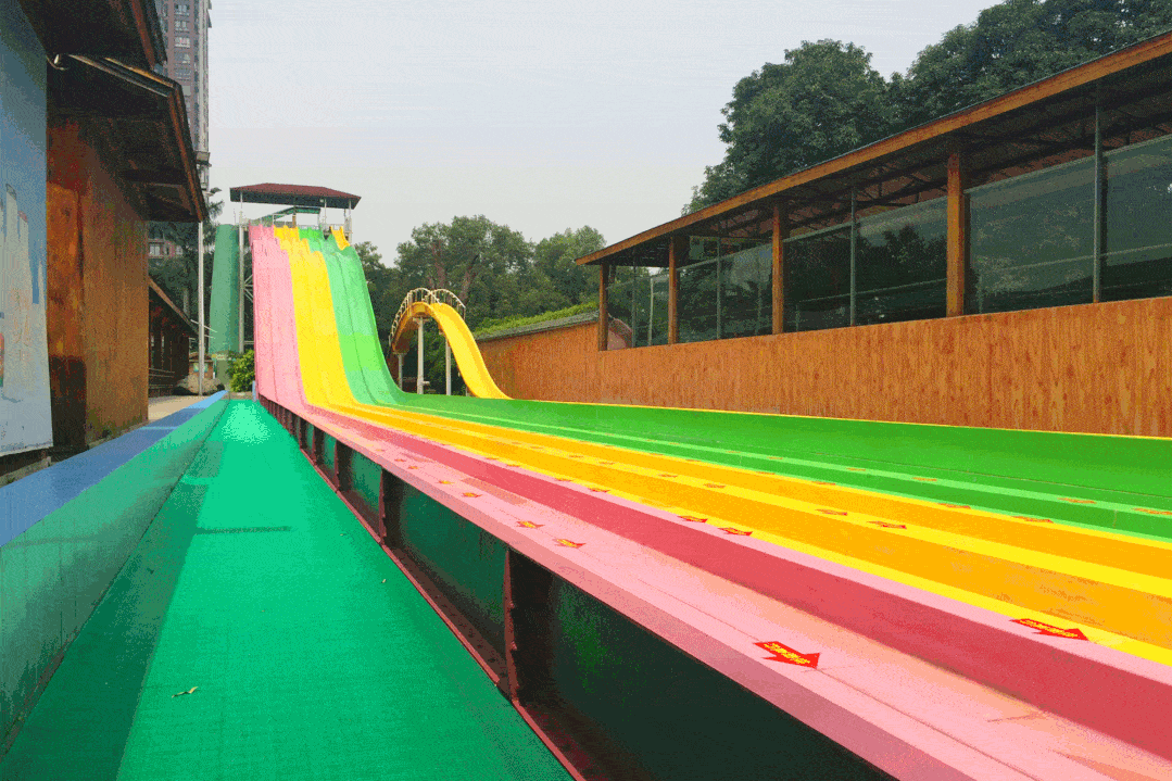 南宁加勒比水世界穿比基尼的季节到了平均五毛玩一天仅99元享单人玩水