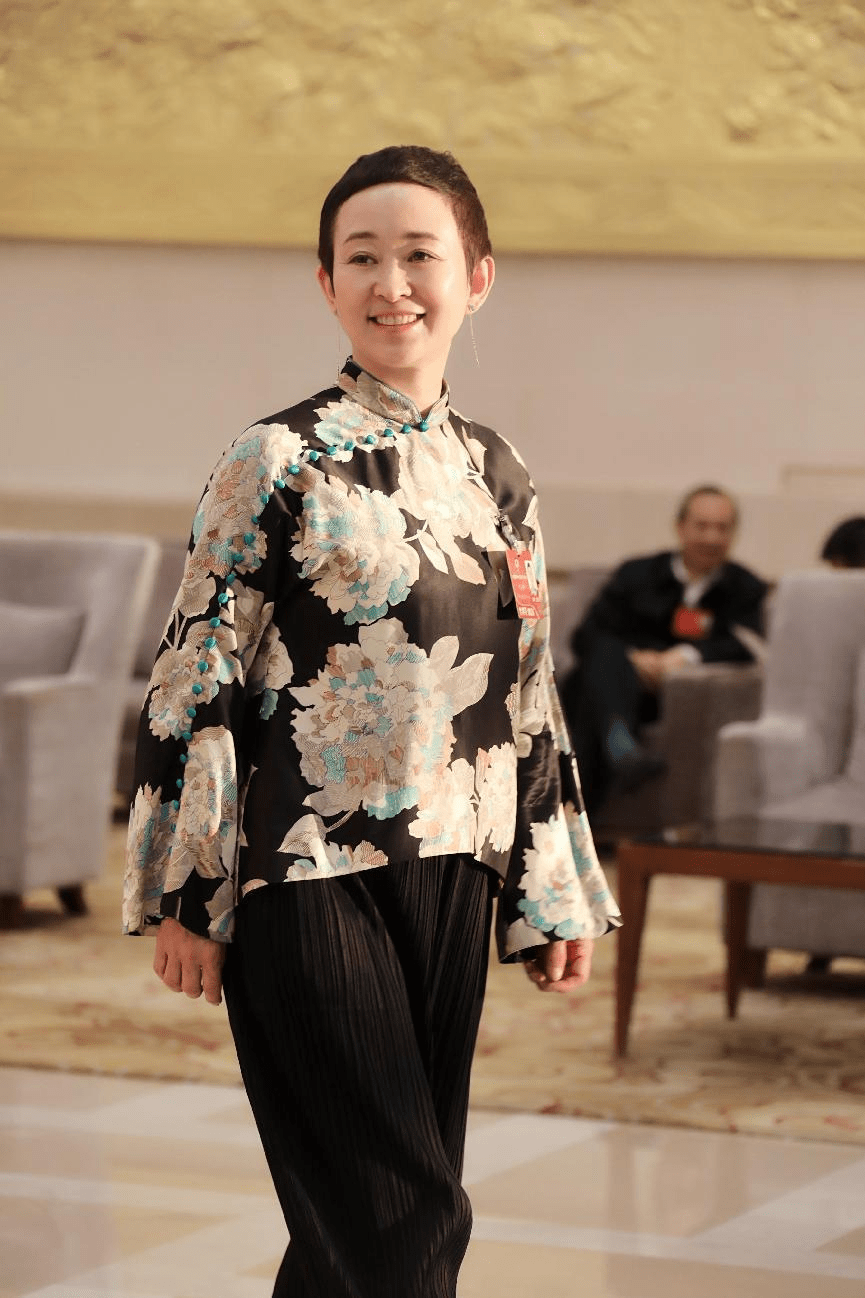 张铁林携女友跟张铁林聚会,刘玉婉短发气质出众,邓婕老态真实