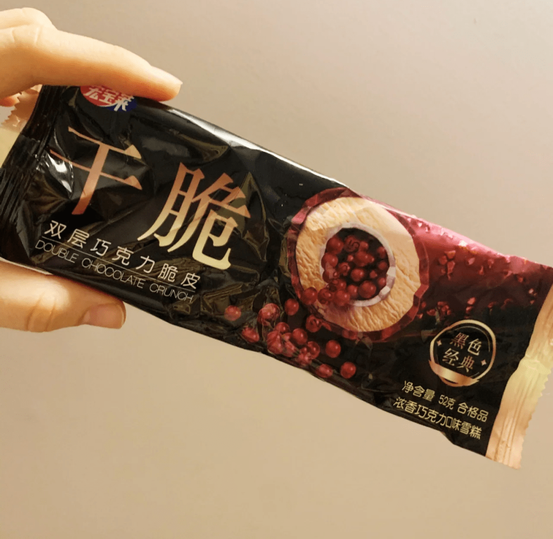 包裹着雪糕,雪糕里又是一层脆皮,包裹着巧克力豆豆,吃起来口感是脆脆