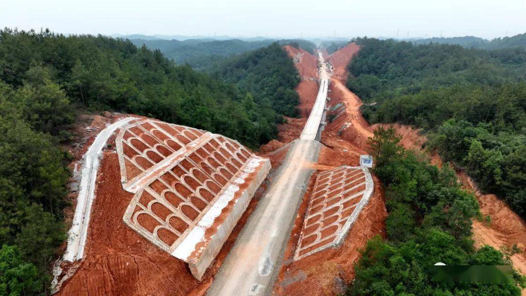 【中铁十一局】当远铁路建设纪实(2022年5月)_大桥_正在进行_护坡