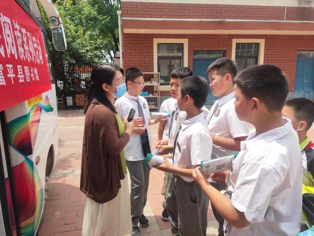 富平县图书馆流动图书车进基层服务