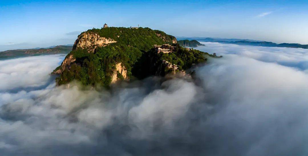 蓝天白云下的崆峒山,上演治愈系大片!_风景_夏天_美景