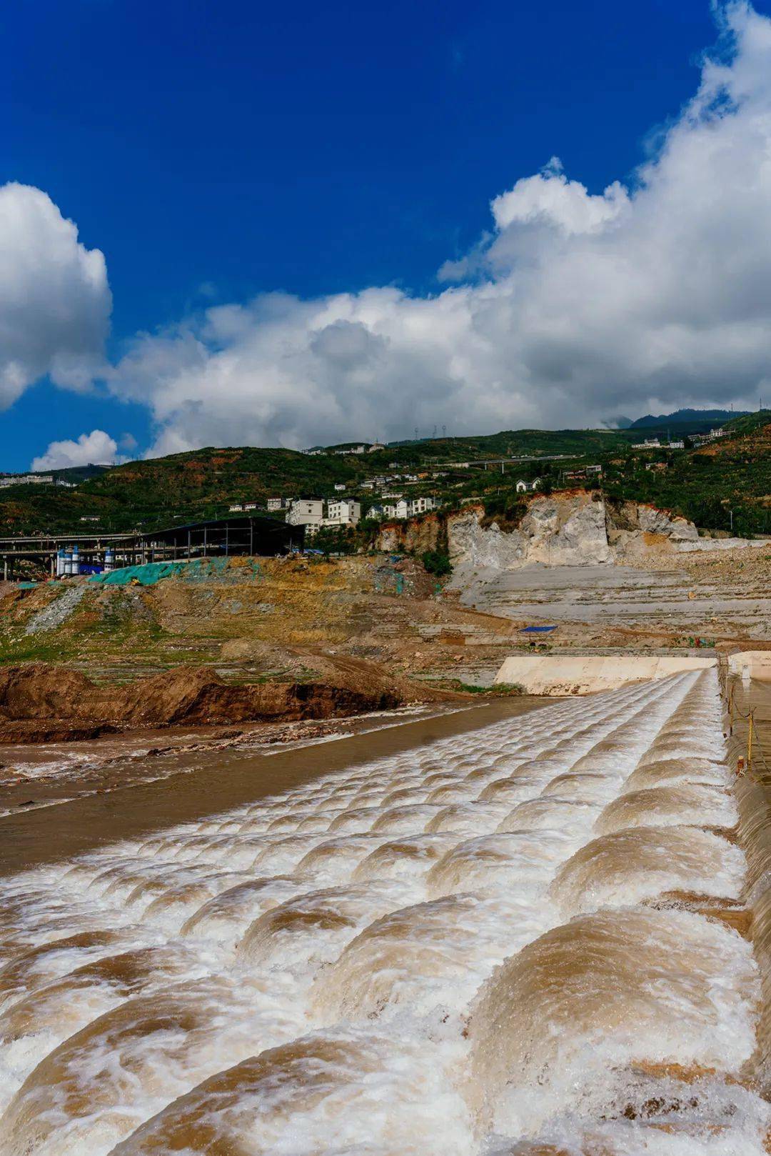 拦河坝1号坝都要修好了_坝上_广告_图片