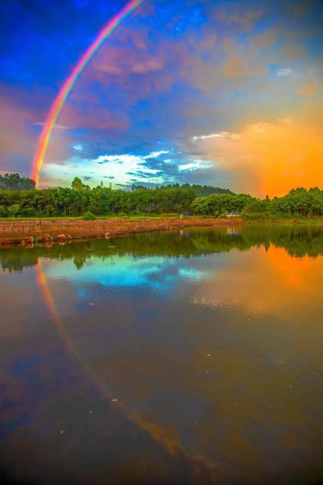今早的邛崃日出朝霞彩虹雪山悉数到场一场绝美的视觉盛宴