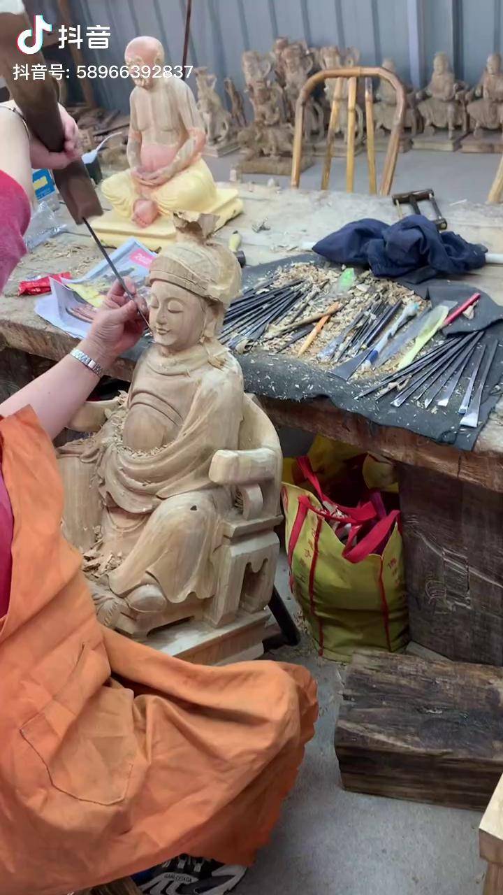 一个雕刻师傅的日常神像定制手工雕刻木雕工艺工匠精神手艺人在抖音