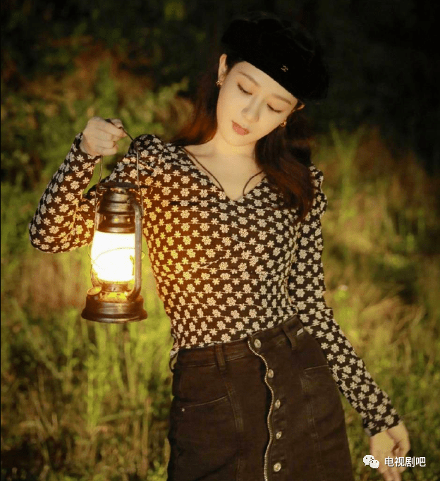 杨紫晒贝雷帽碎花裙造型 手提油灯唯美神秘_照片_氛围_提灯