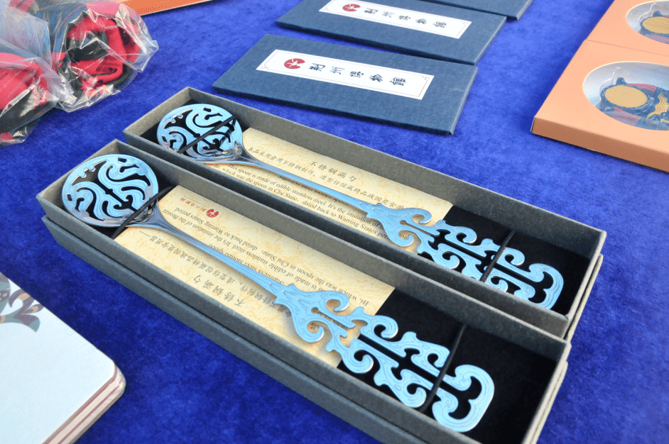 来荆门游客张宇说:"荆州旅游文创产品种类丰富,生动地体现了荆楚文化