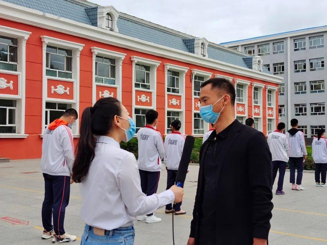 宝清县高级中学副主任 郭春雨:每天早晨八点至八点四十五分,每班会