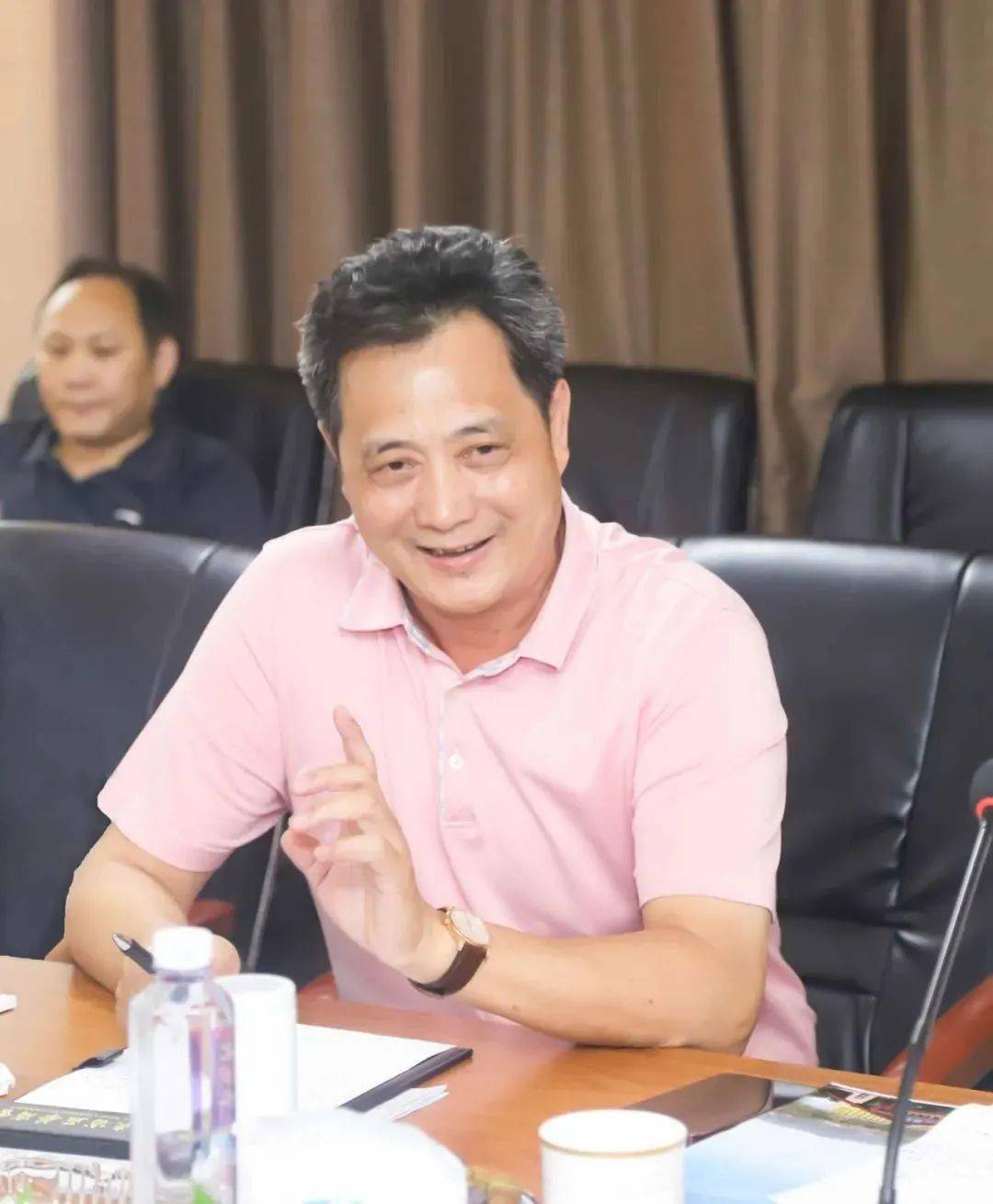 温喜泉理事长温喜泉理事长认为五华文化广场设计方案要综合全国县关