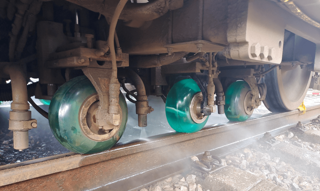 穿行在黑夜中的"钢轨密探"_探伤_检测_进行