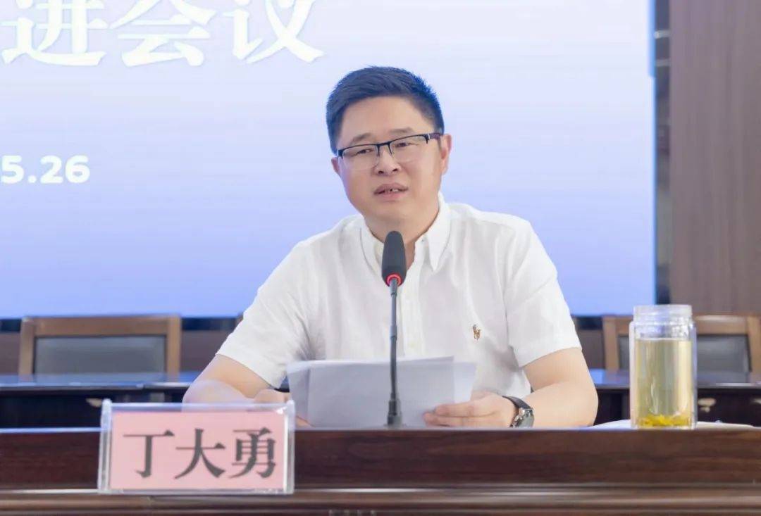 会上,镇党委副书记,镇长丁大勇就当前安全生产和重点工作做了布置.