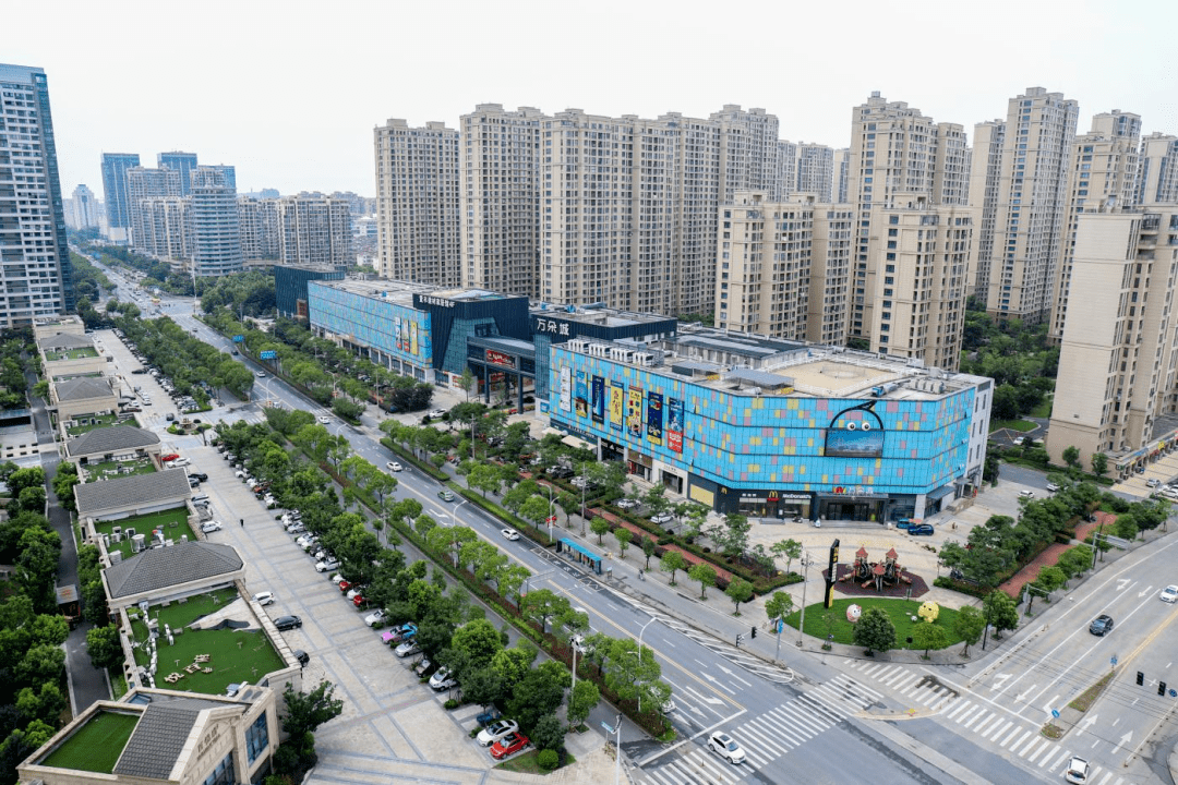 "红黄蓝"三色玻璃外墙的商业综合体坐落在街头一隅,她便是海宁万朵城