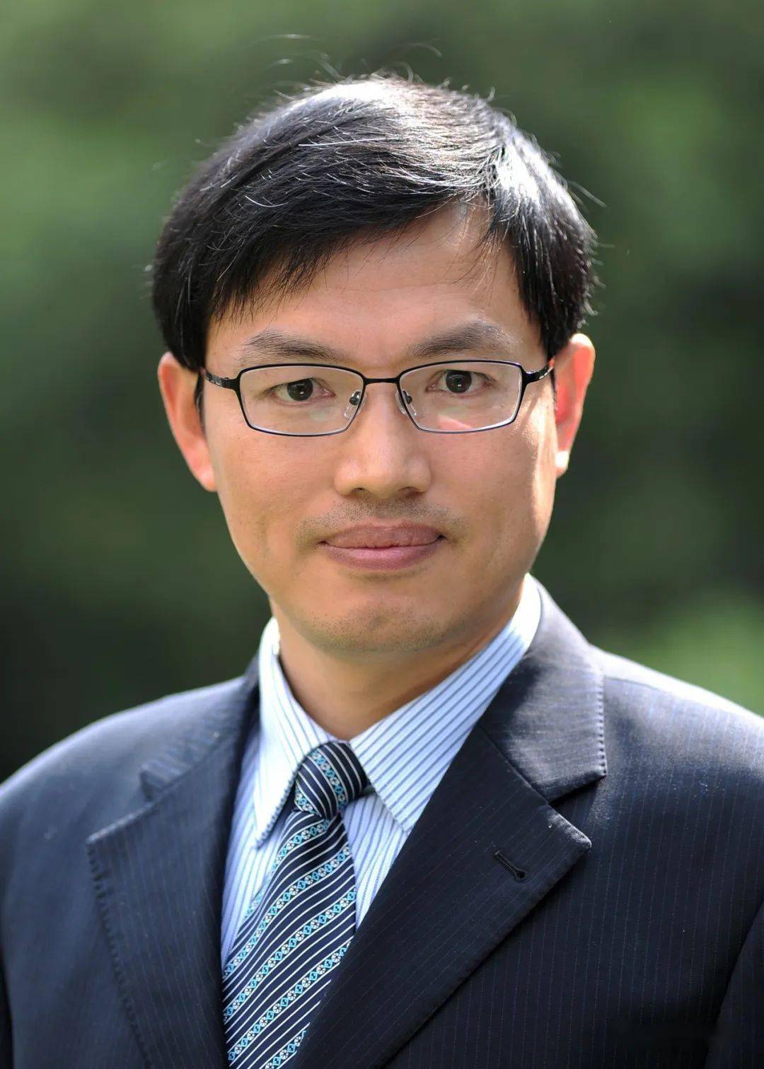 杨宏兵老师集智慧与美貌于一身的朱老师,严谨认真亦幽默风趣,她不仅