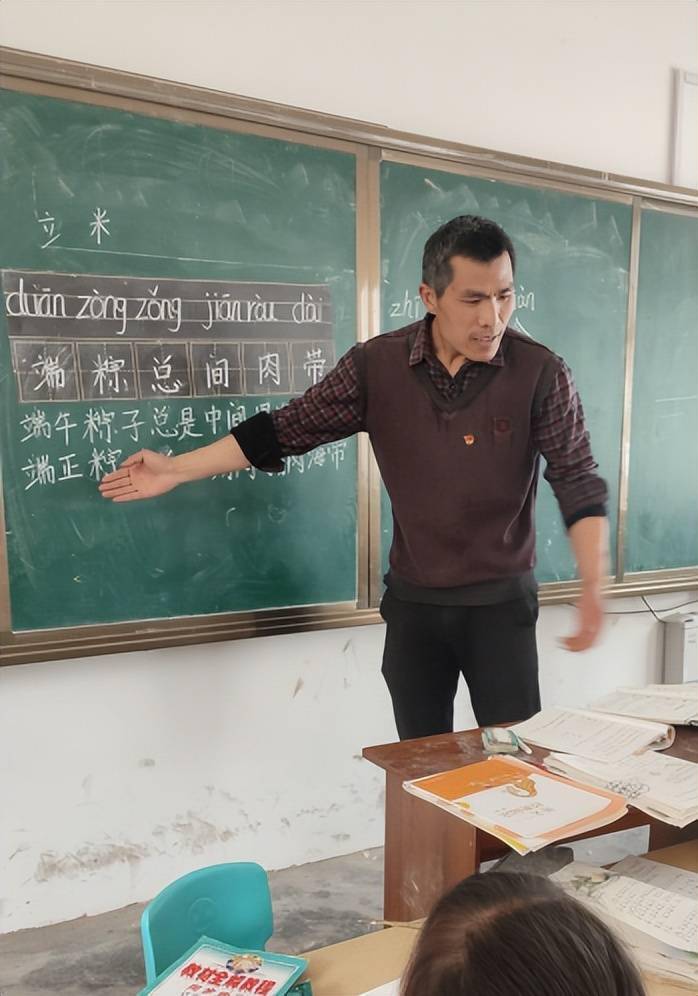 80后张鹏程辞掉高薪回到乡村当校长一贫如洗白了头他图啥