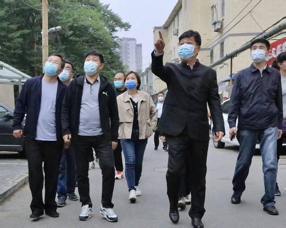 信都区县市区5月27日上午,市通信办主任刘国勇到信都区公园东街检查
