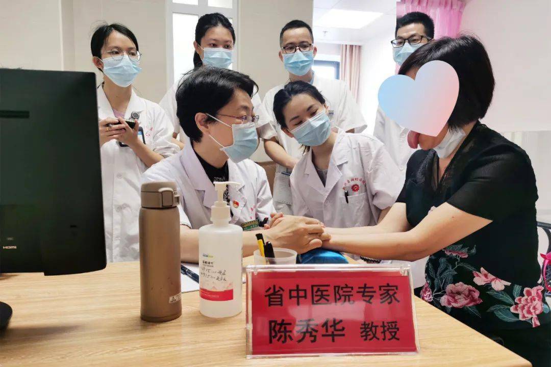 陈秀华教授现场为弟子讲解舌脉诊陈秀华教授现场教弟子陈氏飞针法的捻