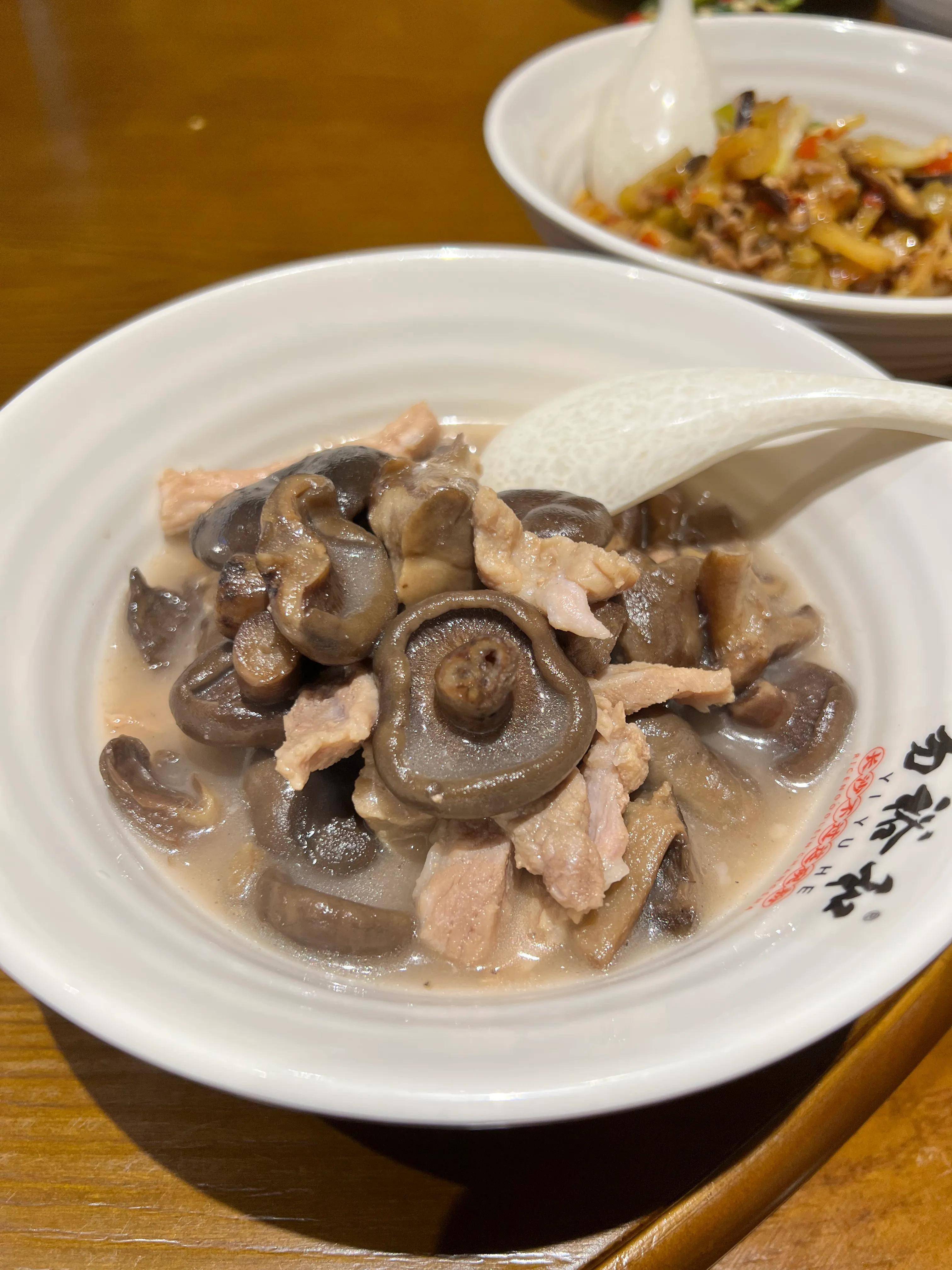 寒菌椒脆脆来自榨菜牛肉香菜多种浇头吃了粉又尝了一碗面