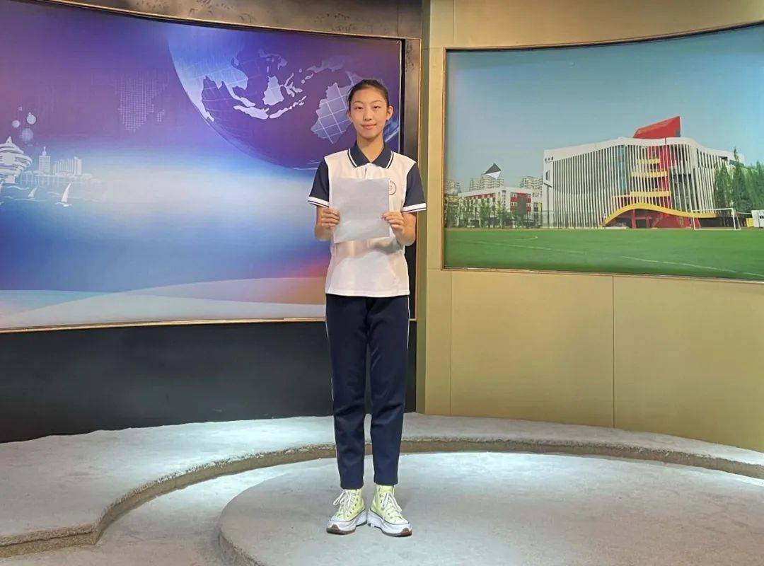 高一8班张雨萱同学作题为《拒吸第一支烟,做不吸烟的新一代》的国旗下