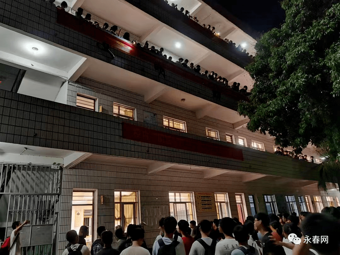 化身为高考助威"后援会"永春五中高二学子相继走出教室5月29日晚有一
