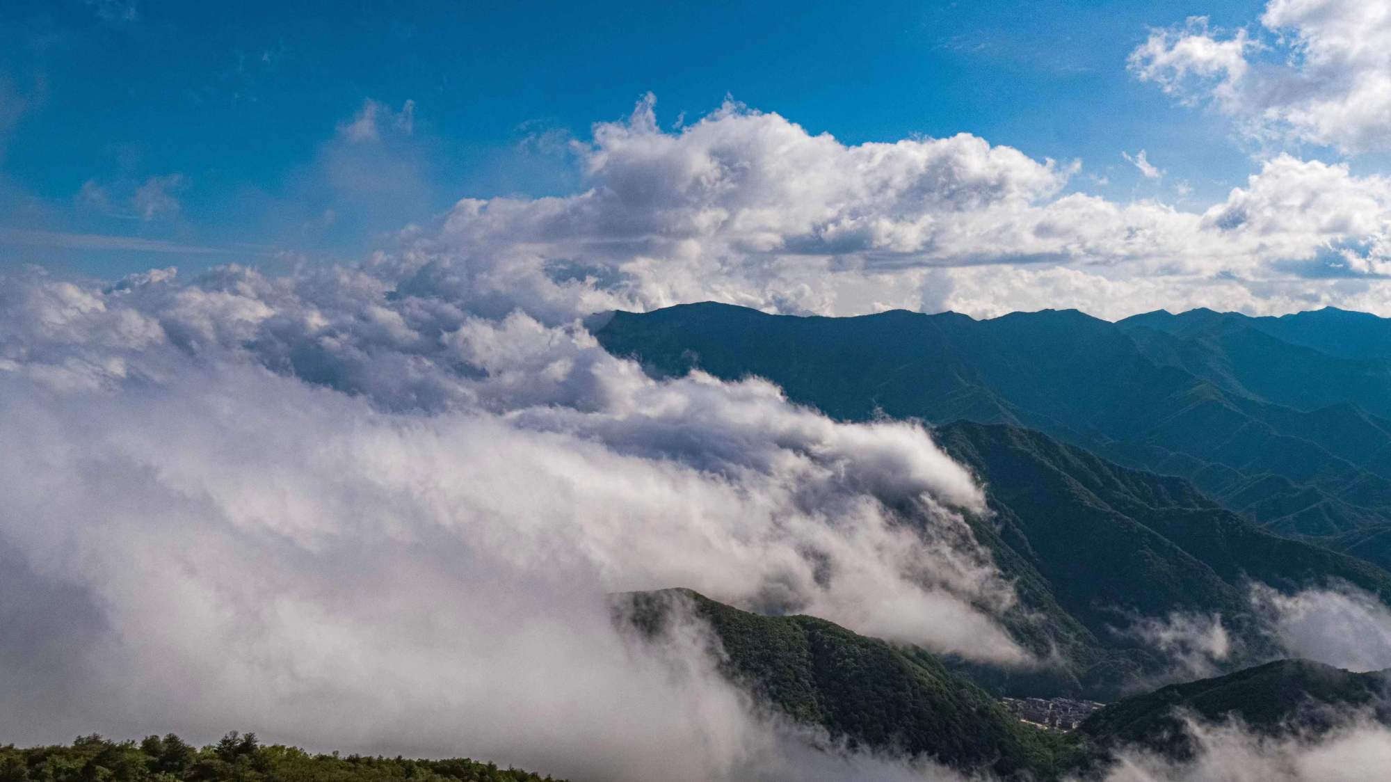 雨后初晴神农坛云海翻涌似仙境