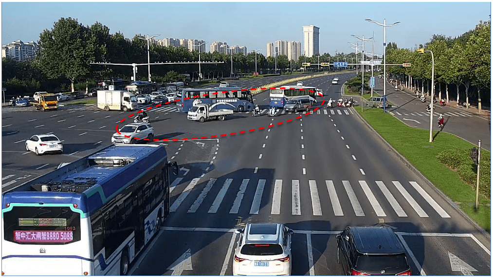 路口內南側主輔路綠化帶無開口,輔路車輛無法左轉進入鳳山路,無法掉頭