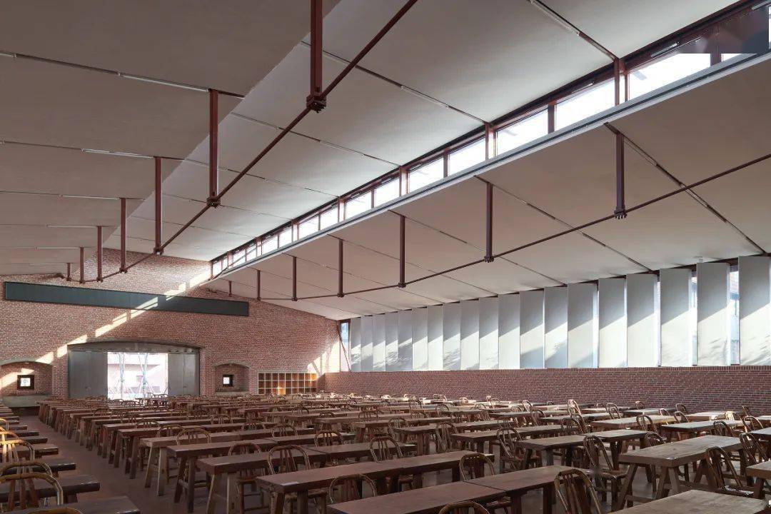 从榉树广场看向大工场08 陈颢▲位于教学楼二层的教室08 陈颢