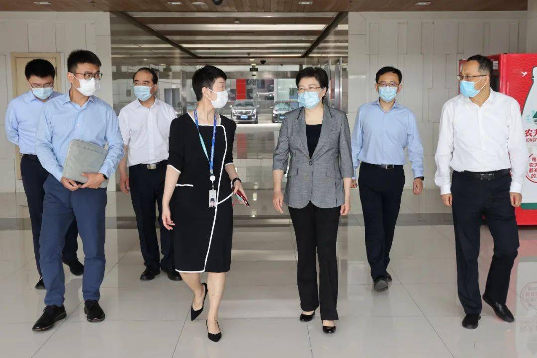 在南京今日头条科技有限公司,韩立明听取介绍,询问业务板块,营收构成