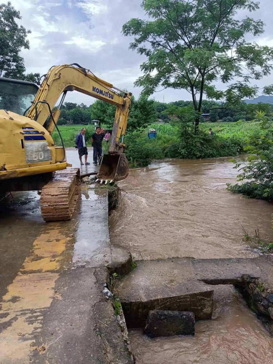 懷化市30日凌晨2時30分,芷江縣芷江鎮小河口村2戶村民屋後發生山體