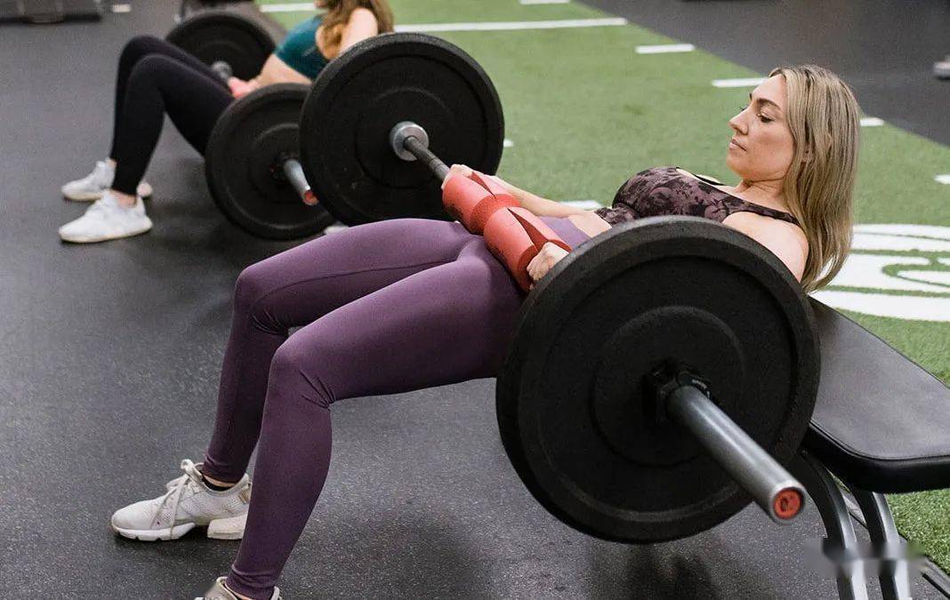 翘臀的终极奥义动作:杠铃臀冲_训练_运动_臀部