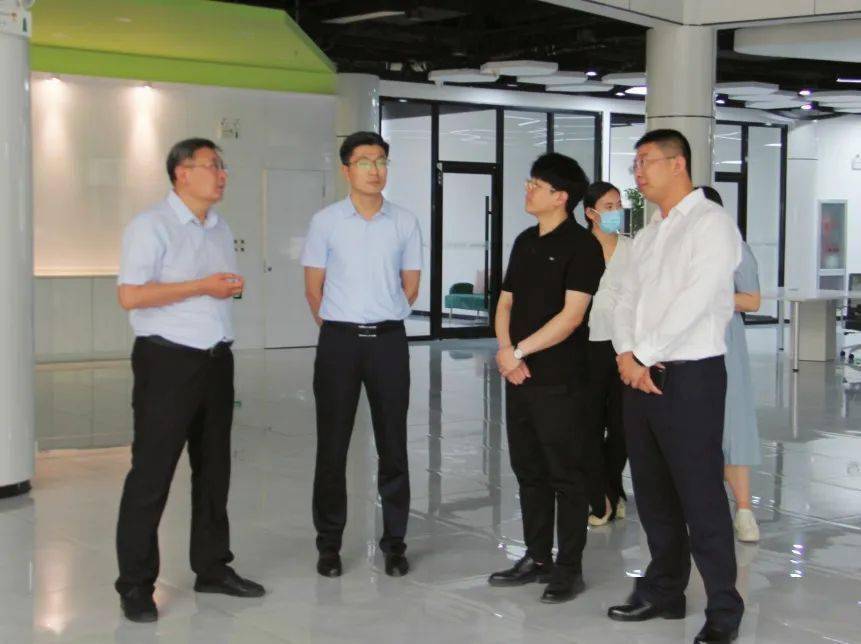 在红鹦鹉传媒公司,调研组一行了解了公司目前运营模式,青年创业就业