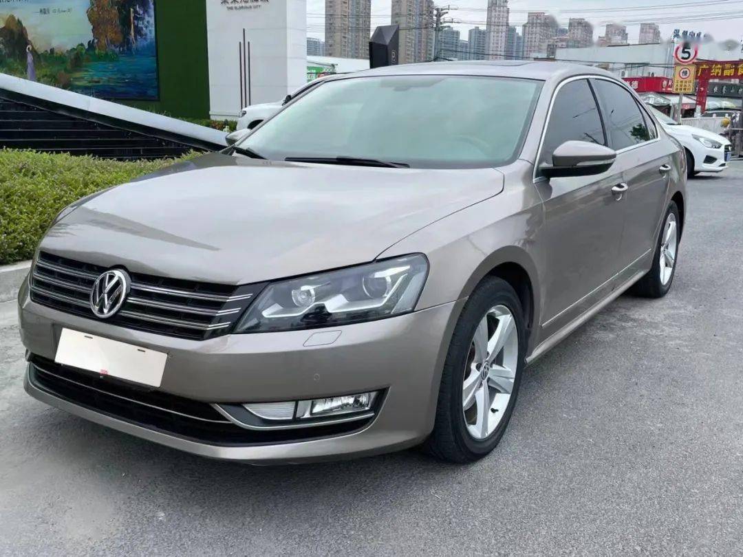 2011年大众帕萨特18t顶配本地一手车