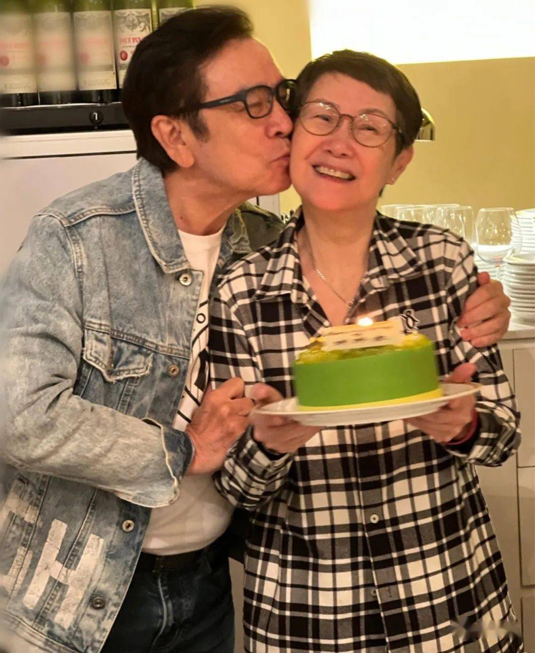 姜大卫一家出行与妻子十指紧扣太恩爱曹永廉子女罕露面像外公