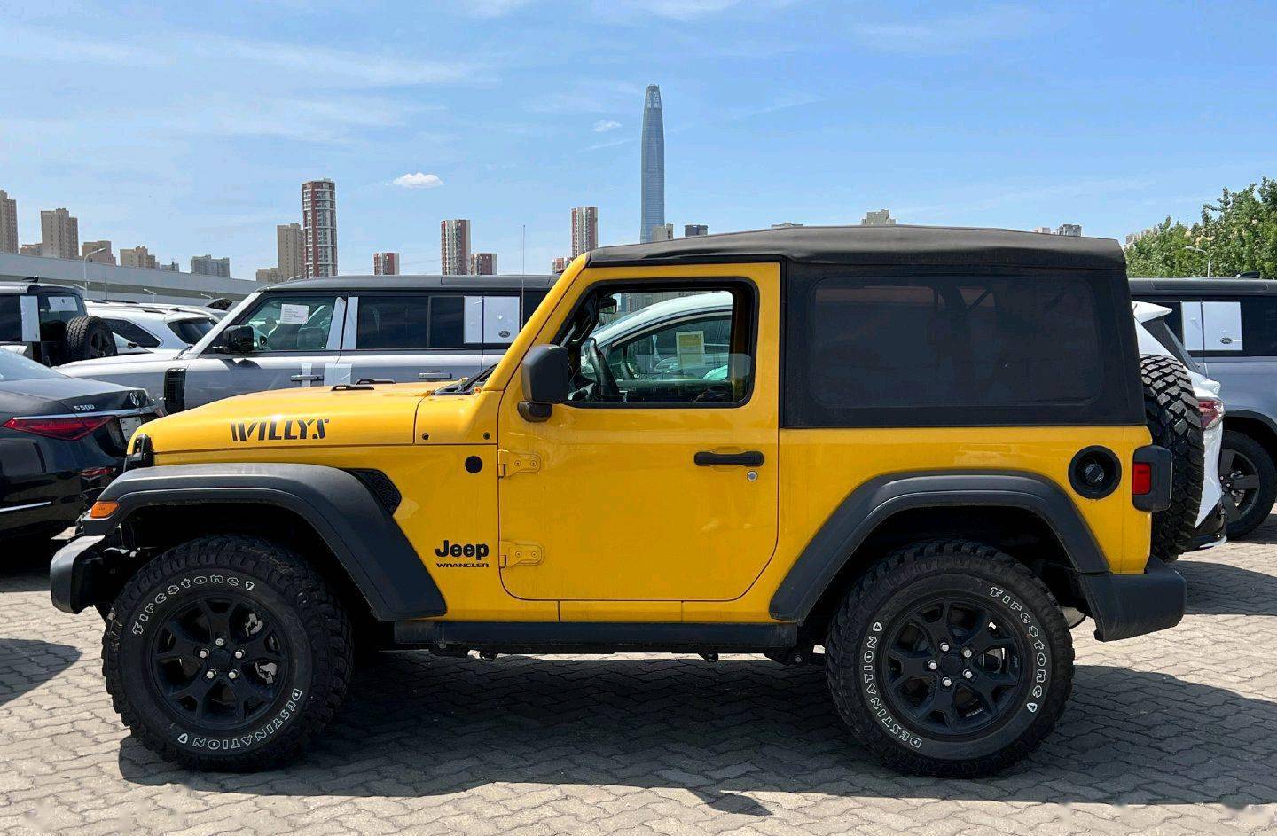 今天要与大家分享的是一台非常经典的硬派越野车,相比我们熟悉的福特