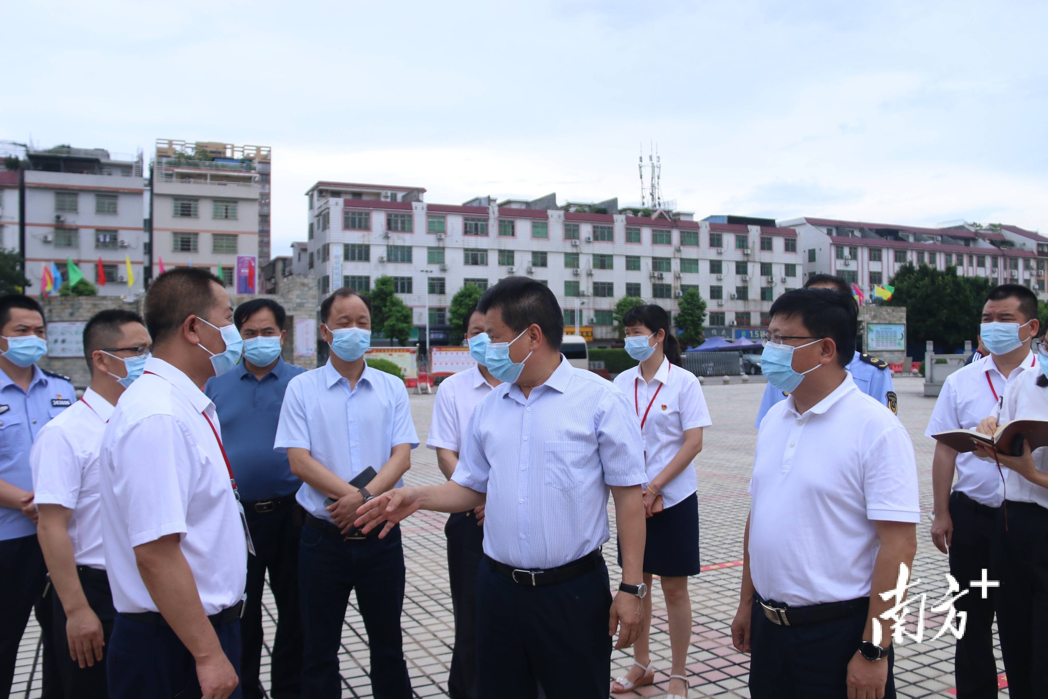 针对高考备考工作,张杨彬强调,学校要进一步强化端午和