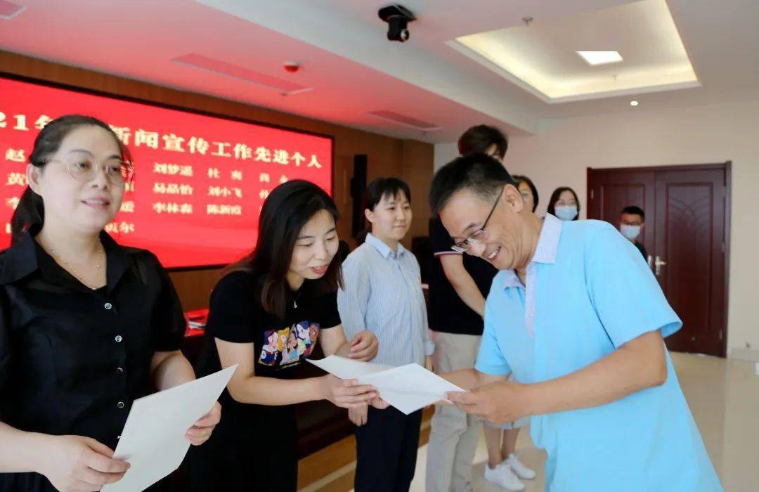 杜爽等17名先进个人颁发奖牌和证书