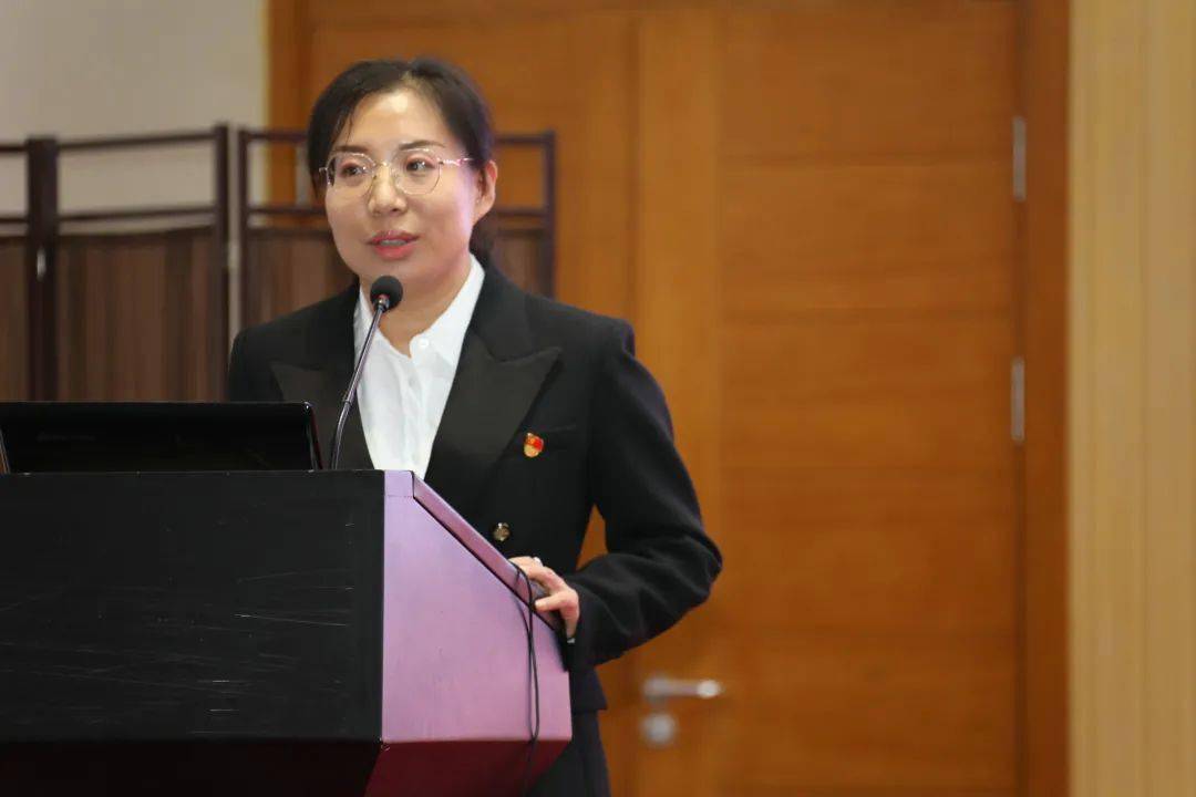 决赛现场,医技第一党支部李春香讲述了红色科学家赵忠尧装扮成乞丐