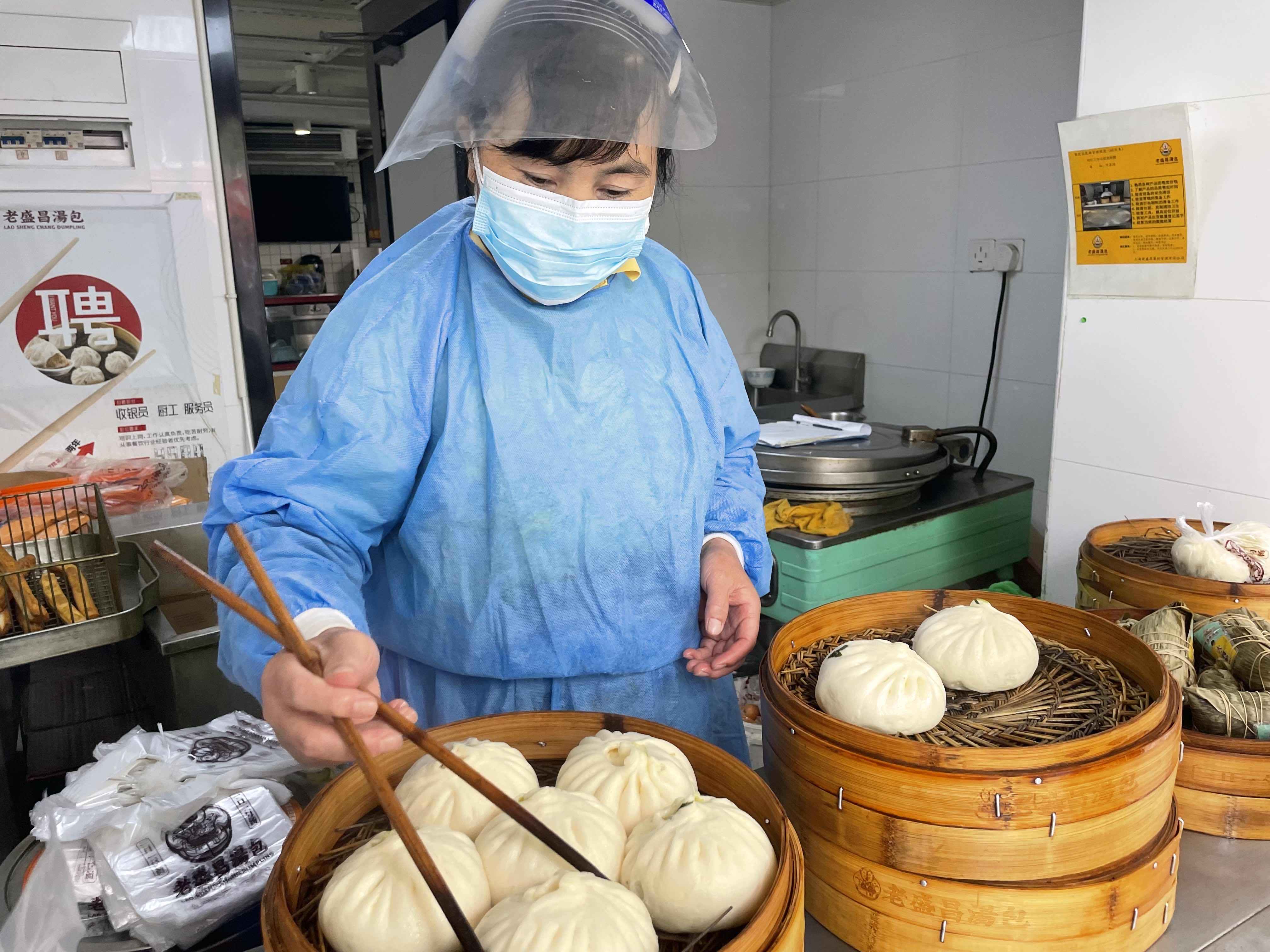 早安上海|早餐店,蔬菜店人气旺,还是原来的价格_刘小姐_顾客_阿姨