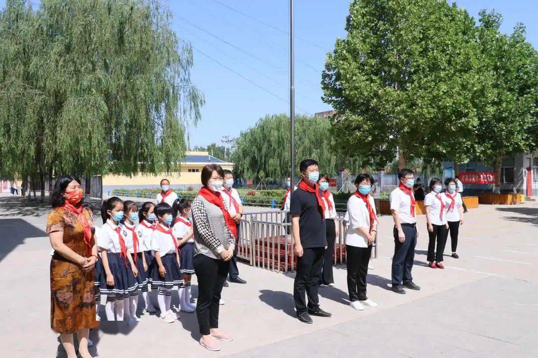 鞠重理等县领导到学校走访慰问与广大少年儿童共庆六一儿童节