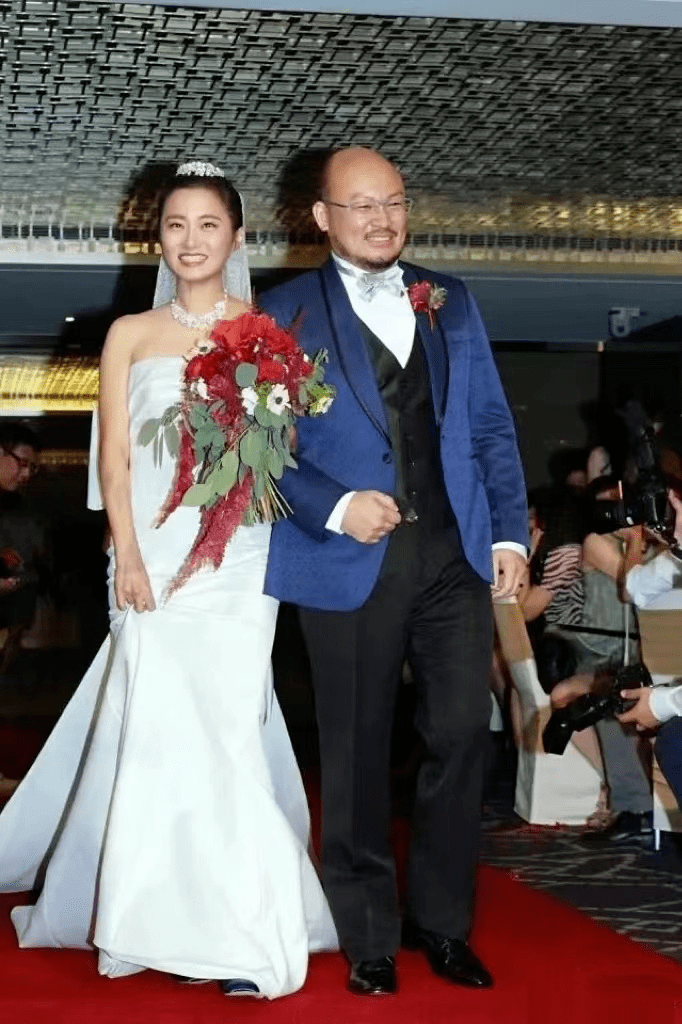 令人唏嘘她这么美却嫁给离异有娃大龄男多年来默默承受只为