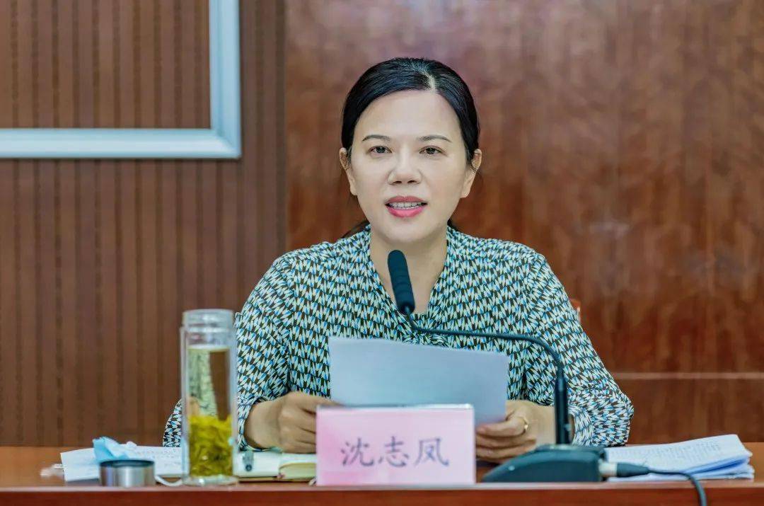 沈志凤部长向一直以来关心,支持平湖文化事业发展的市政协和政协委员