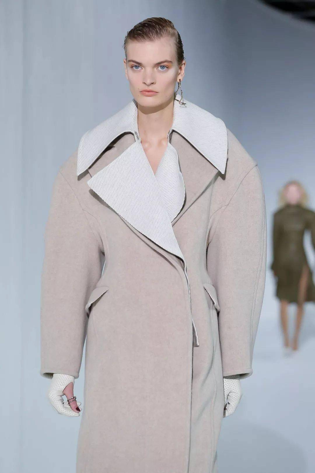 量感衣袖复古氛围第一的羊腿袖趋势