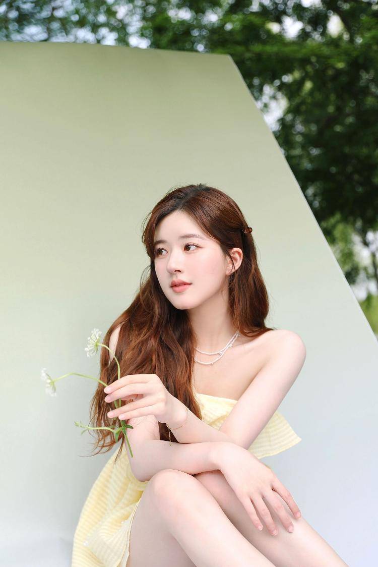 赵露思清甜初夏新照 穿抹胸黄裙秀凝脂肌肤_写真_柠檬_连衣裙