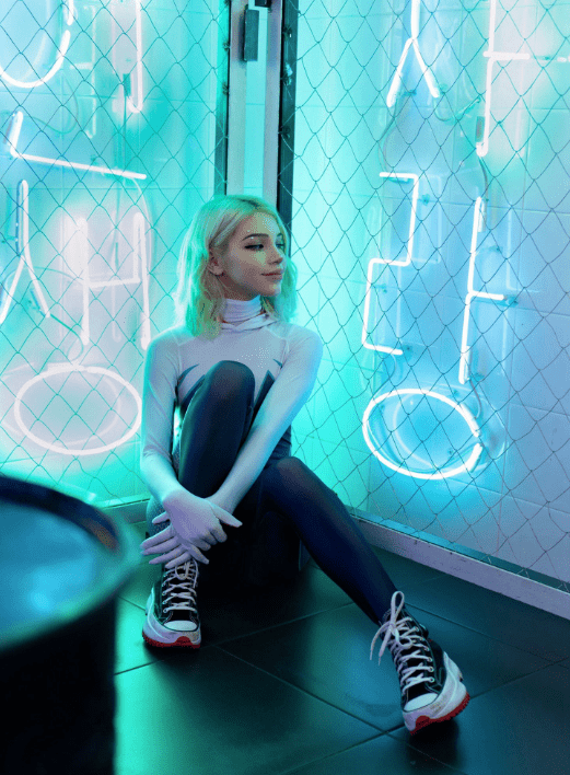 美国网红正妹蜘蛛格温cos紧身衣下曼妙身材超吸睛