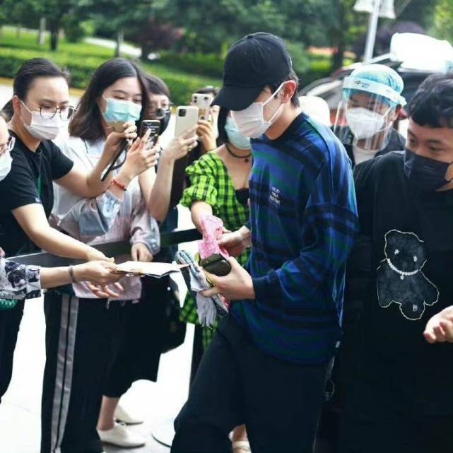 但是还是有无数粉丝,千方百计了解到邓伦的私人行程,甚至特意提前蹲点