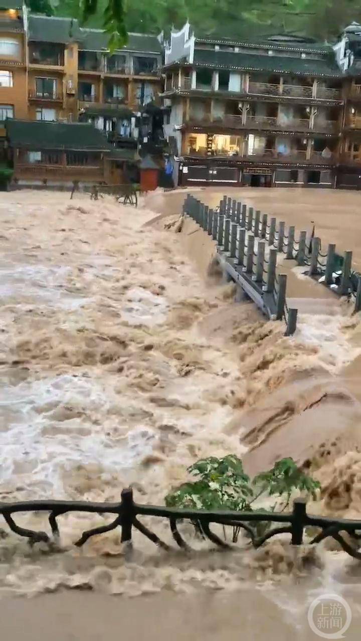 湖南局地大雨致凤凰古城部分被淹，当地已暂停水上游乐项目