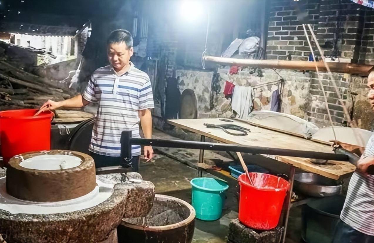 广西石磨凉拌粉加肉只要10元一份老板娘能干漂亮被称凉粉西施