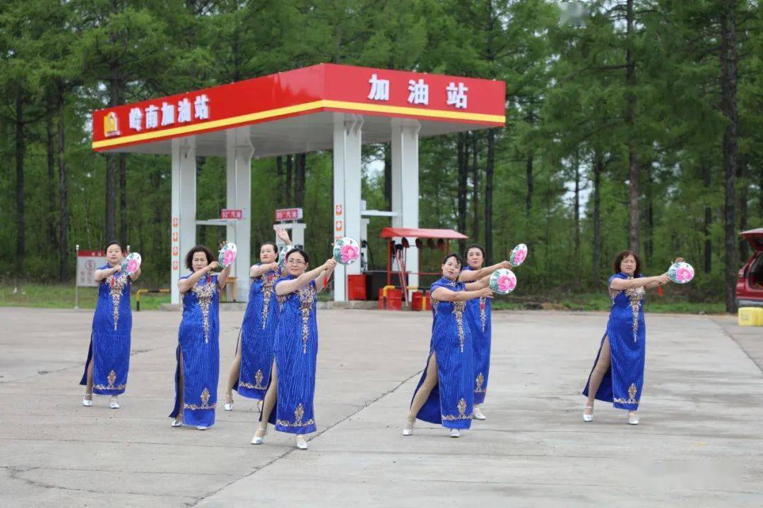 端午送真情佳节传爱心松岭区文旅局携手小扬气镇老干部服务中心开展