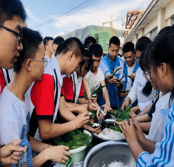 濃濃粽香味深深師生情會東縣中學組織高二年級學生舉行端午節包粽子