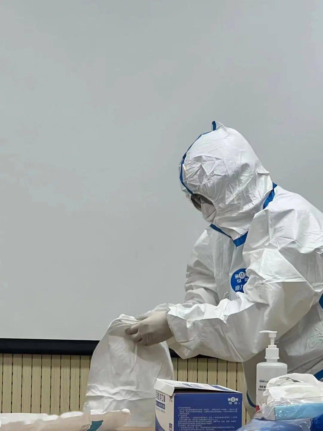 高品质民生淄博市妇幼保健院检验科开展生物安全及规范穿脱防护服培训
